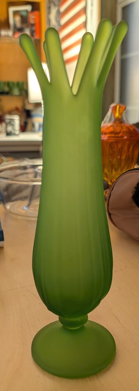 🏖️Vintage Westmoreland Satin Green Vase